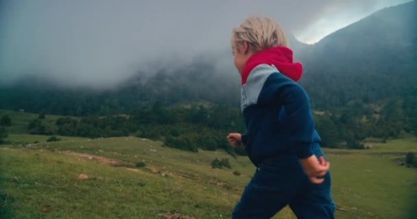 Ubekymret Barn Dreng Kører Overskyet Dag Grønne Bjerg Eng Weekend – Stock-video