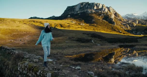 Insouciante Voyageuse Marche Sur Pont Long Lac Montagne Avec Paysage — Video