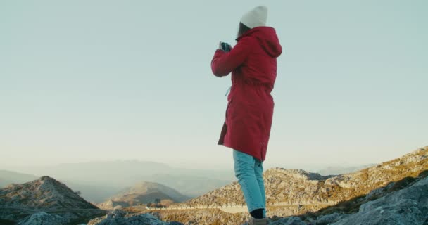 Donna Giacca Rossa Con Fotocamera Vintage Sulla Cima Della Montagna — Video Stock