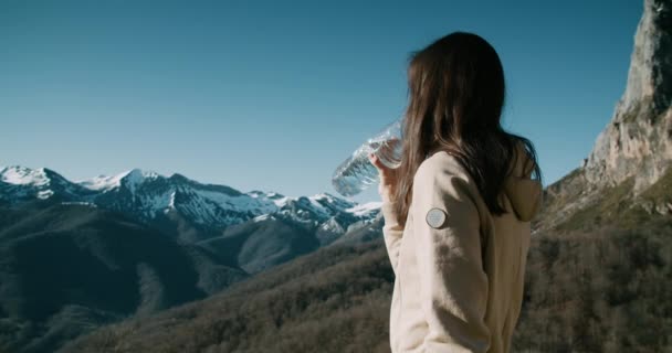 Žena Cestující Zimní Dovolenou Výlet Pít Vodu Láhve Vrcholu Hory — Stock video