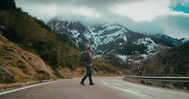 Człowiek Wycieczce Spacer Plecakiem Pustej Drodze Górskiej Fotografowania Epicki Krajobraz — Wideo stockowe