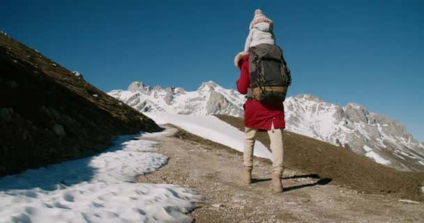 Voyageuse Randonnée Hivernale Escalade Montagne Tenant Les Enfants Sur Cou — Video