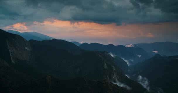 夕阳西下 云彩在天空中快速移动 山水徐徐落下 没有人的夜晚史诗风景的旅游路径 — 图库视频影像