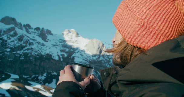 Manlig Resenär Vintern Vandring Resa Äventyr Dricka Varm Dryck Toppen — Stockvideo