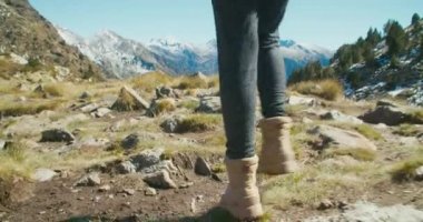 Düşük açılı kamera, dağ yolculuğu macerasında turist yolunda kadın gezgin ayaklarını takip ediyor. Güneşli bir günde yürüyüş yapan bir kadın.. 