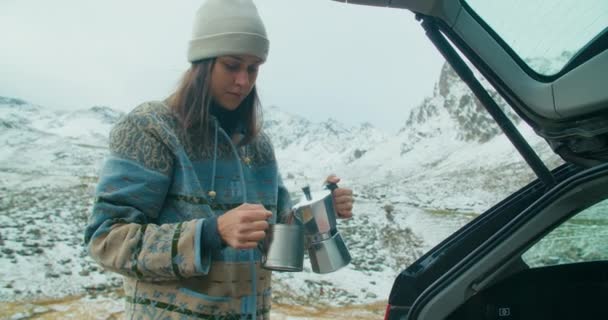 Viaggiatore Femminile Campeggio Versando Bevanda Calda Nella Tazza Metallica Moka — Video Stock