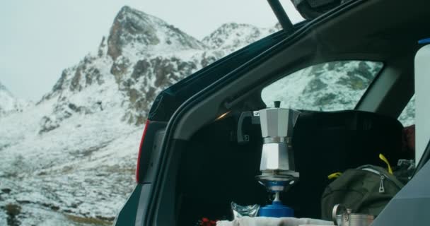 Geyser Kaffebryggare Står Bärbar Camping Gasspis Fordonets Bagageutrymme Vintern Road — Stockvideo