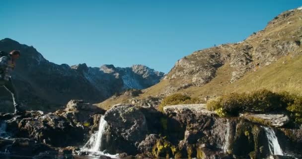 Ung Vuxen Man Turist Väg Med Vandrare Ryggsäck Korsar Fjällbäck — Stockvideo