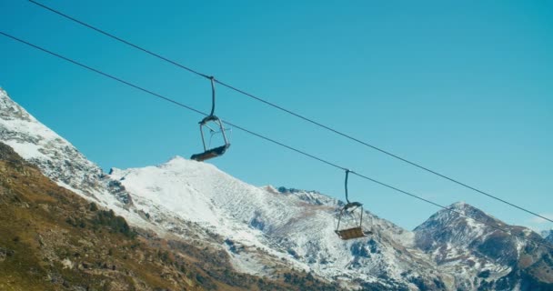 Baharda Sonbaharda Bir Çift Boş Kayak Asansörü Kayak Merkezindeki Dağ — Stok video