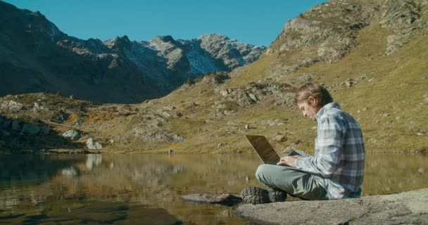 Молодий Дорослий Чоловік Який Подорожує Відпустці Сидить Березі Гірського Озера — стокове відео