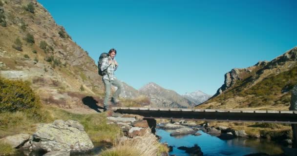 Mladý Dospělý Muž Prázdninovém Výletě Procházka Turistické Stezce Turistickým Batohem — Stock video