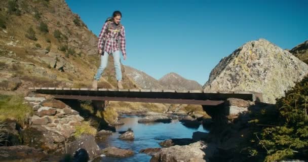 Kobieta Podróżnik Ścieżce Turystycznej Spacer Plecakiem Turysty Moście Nad Górską — Wideo stockowe