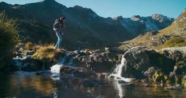 Fotografía Cámara Lenta Mujer Viajera Viaje Vacaciones Cruzando Agua Que — Vídeos de Stock