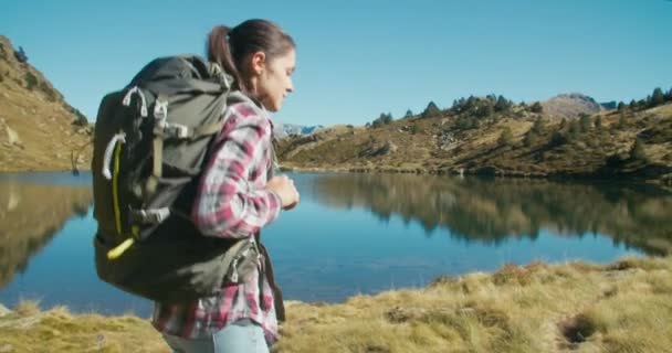 Tilfreds Voksen Kvinne Ferie Spaserer Langs Fjellsjøen Med Fottur Ryggsekk – stockvideo