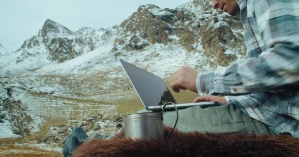 Männliche Reisende Die Urlaub Mit Laptop Freien Arbeiten Reisen Die — Stockvideo