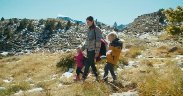 Жінка Дітьми Ходить Епічному Гірському Ландшафту Тримаючись Руки Родина Рюкзаків — стокове відео