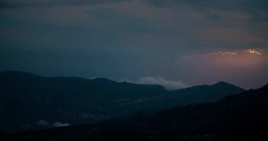 Gün batımının güzel manzarası. Tatil zamanı dağ yolculuğu. Gökyüzü ufuk çizgisinde destansı bir fırtınayla aydınlanıyor.