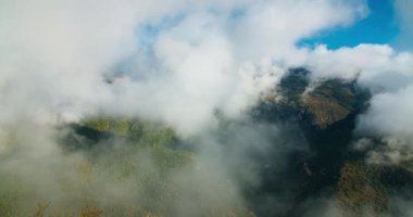 Güzel alçak kümülonimbus bulutları, sabahları dağ vadisinde tatil gezisinde panoramik manzarada hiç insan olmadan. Sakin bulutlu manzara manzarası