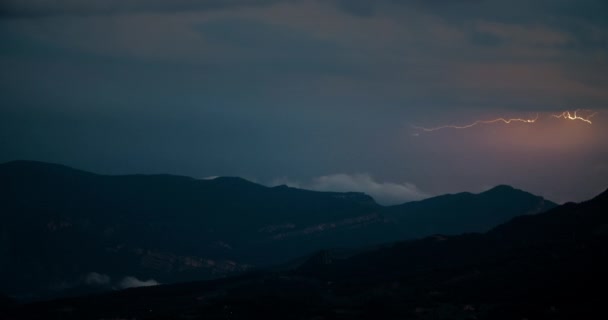 山頂の地平線で空に壮大な雷雨の照明と休暇山の旅行の夜の美しい夕日の風景 — ストック動画