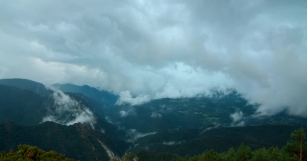 Deszczowy Dzień Zachmurzenie Krajobraz Timelapse Pięknym Górskim Krajobrazie Chmury Poruszające — Wideo stockowe