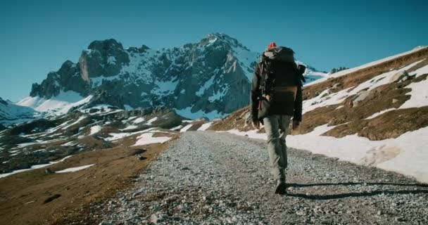 Plan Ralenti Voyageur Masculin Marchant Sur Sentier Touristique Avec Sac — Video