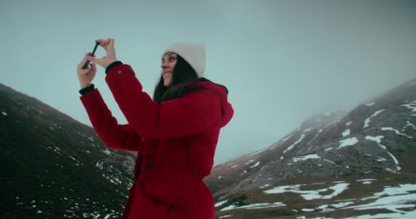 Feminino Viajante Viagem Férias Inverno Usando Smartphone Mulher Casaco Vermelho — Vídeo de Stock