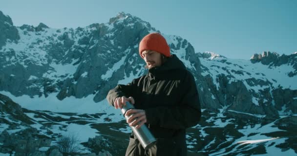 Yürüyüş Macerasına Çıkan Erkek Gezgin Mola Veriyor Destansı Dağ Manzarasında — Stok video