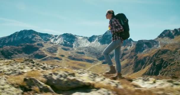 Viajero Femenino Soleado Paseo Primavera Con Mochila Senderismo Cima Montaña — Vídeo de stock