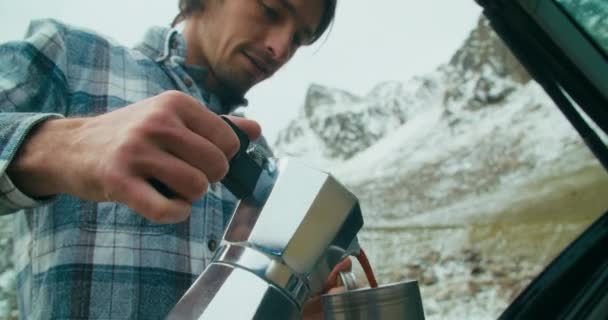 Viajante Masculino Férias Inverno Aventura Viagem Camping Fazendo Café Manhã — Vídeo de Stock