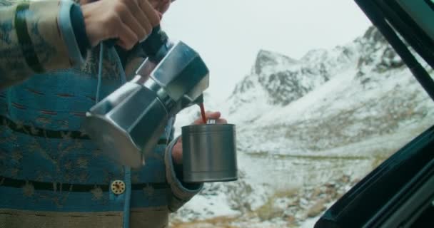 Viaggiatore Femminile Auto Campeggio Fare Caffè Moka Pot Versandolo Nella — Video Stock