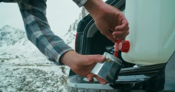 Gezgin Erkek Kış Tatilinde Kamp Aracının Bagajında Sıcak Içecek Hazırlıyor — Stok video