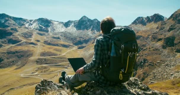 Програміст Фрілансер Або Блогер Подорожей Використовуючи Ноутбук Відпустці Сидить Вершині — стокове відео