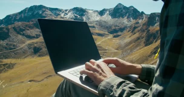 Freelance Travaillant Extérieur Vacances Voyage Sur Montagne Mains Gros Plan — Video