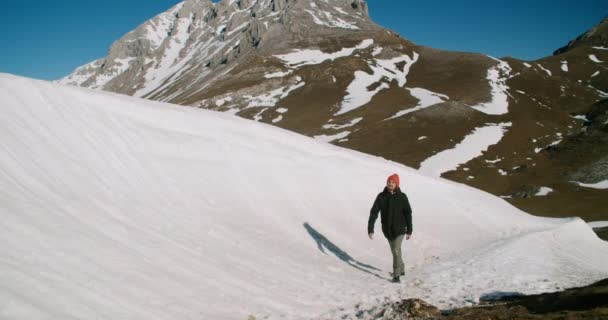 Homme Vacances Hiver Randonnée Sur Glacier Par Temps Ensoleillé Explorer — Video