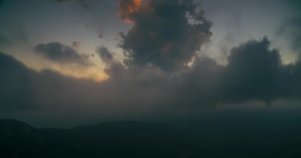 戏剧性的落日云雾 在时间流逝的模式下 积雨云在群山上空飞驰而过 傍晚天气及气候概念 — 图库视频影像