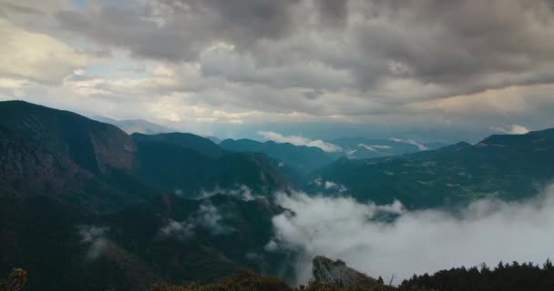 戏剧化的落日云雾 随着时间的流逝 投映在山水上 阿尔托积雨云向地平线移动 云雾笼罩山谷 天气和气候概念 — 图库视频影像