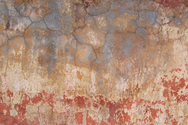 Старая стена с потрескавшейся штукатуркой — стоковое фото