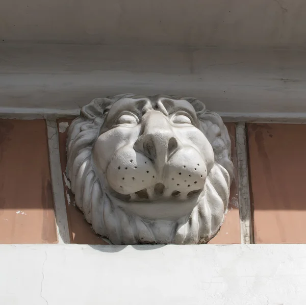 Decorative element facade with a lion's head — Stock Photo, Image