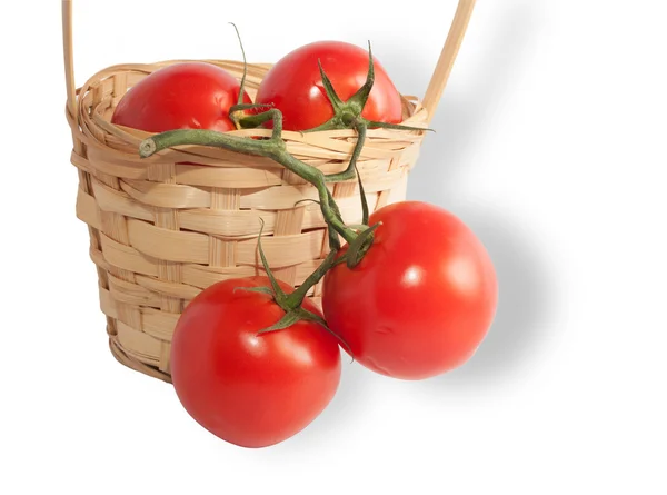 Rote reife Tomaten im Korb — Stockfoto