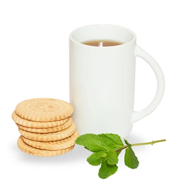 Чашка чая с печеньем и веточкой мяты — стоковое фото