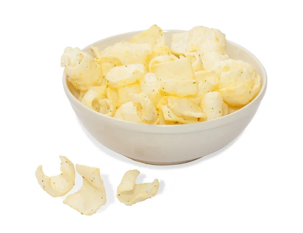 Potato chips met dille in witte kom — Stockfoto