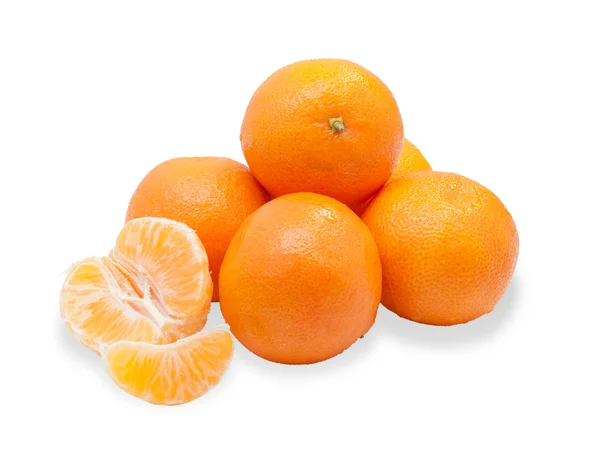 Several tangerines, one cleaned and disassembled into slices — Stock Photo, Image