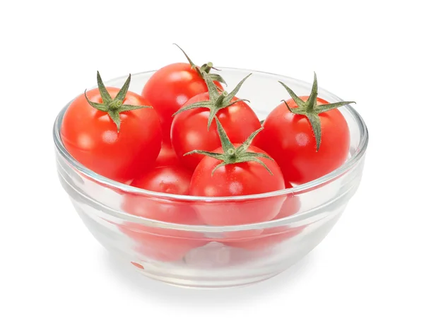Paar cherry tomaten met bladeren in transparante glazen kom — Stockfoto