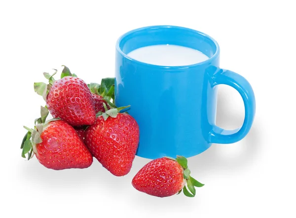 Blå kopp med mjölk och några jordgubbar — Stockfoto