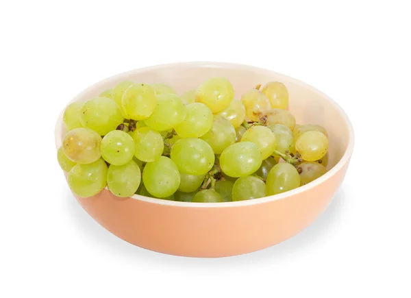 Kilka zielonych winogron w brązowy miska na białym tle — Zdjęcie stockowe