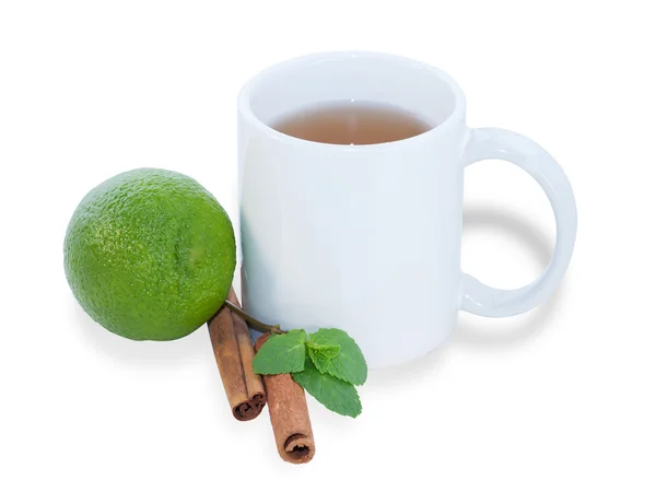 Biała filiżanka herbaty z gałązką wapna, cynamon i mięty — Zdjęcie stockowe