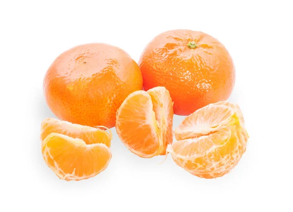 Diversi mandarini, uno purificato e separato in segmenti — Foto Stock