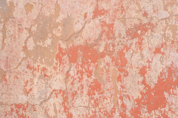 Fragment van een oude muur met rode en gele bekrast gips — Stockfoto