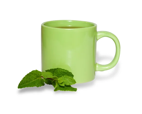 Tazza verde di tè e foglie di menta isolate su sfondo bianco — Foto Stock