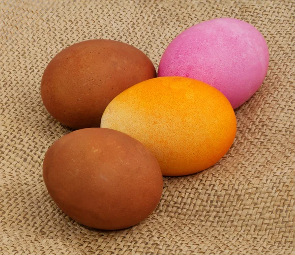Ovos de Páscoa em fundo marrom — Fotografia de Stock